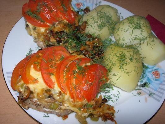 Свинина, запеченная с сыром и помидорами.Ингредиенты:1 кг свинины (корейка или окорок)500г ...
