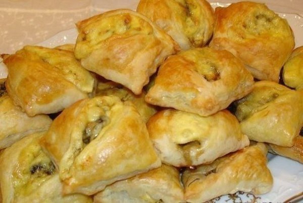 Закусочные пирожки с грибами и сыром.Ингредиенты:- 300 г грибов- 1 лук- 1 столовая ложка сметаны- ... - 5