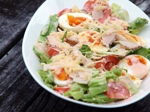 Салат "Свежесть" Ингредиенты: 1 пучок салата айсберг, порвать 200 г курицы (подойдет ...