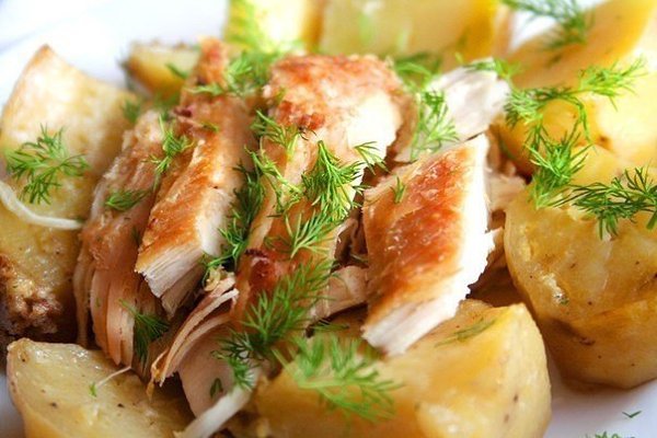 Курица с картофелем, запеченные в “рукаве”.Ингредиенты:Курица — 1–1,5 кгКартофель — 1,5 кгЧеснок — 6 ...