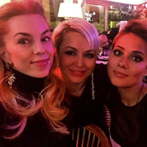 Прекрасный вечер в Роуз- бар!! @yulia_emelianova с солнышком Юлечкой и с @juliaparshuta