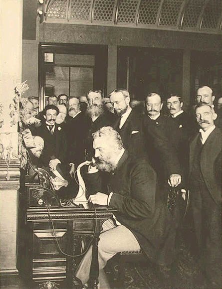 Первый в истории телефонный разговор. Весна 1876 года. Александр Грэхем Белл в США получил патент ...