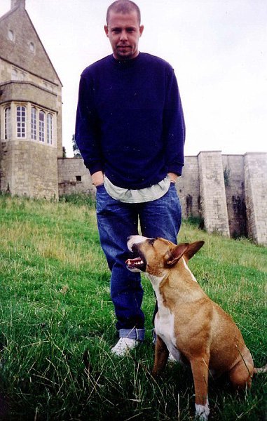 Известный английский дизайнер Lee Alexander McQueen (Ли Александр МакКуин) очень любил своих трёх ...