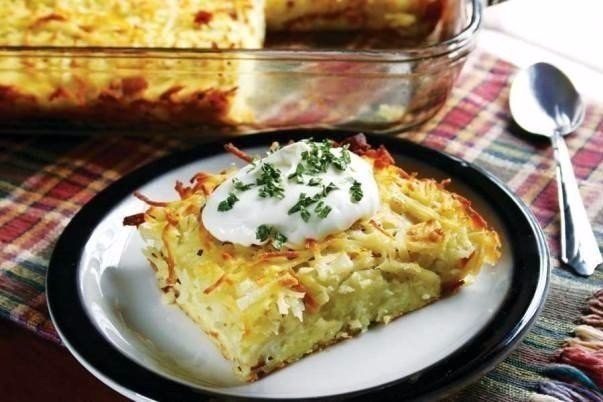 Картофельный кугель.Количество порций: 6 шт.Ингредиенты:Картофель — 2 кгЛук репчатый — 4 шт.Яйца ...