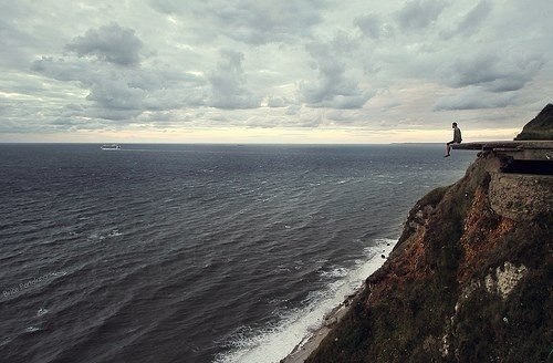 Не говори, что мир печален, не говори, что трудно жить. Умей средь жизненных развалин: смеяться, ...