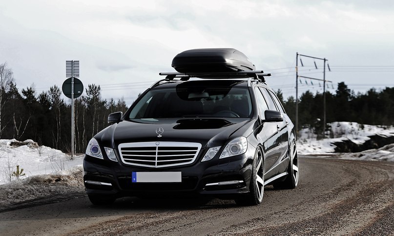 Mercedes-Benz E 220 Wagon.