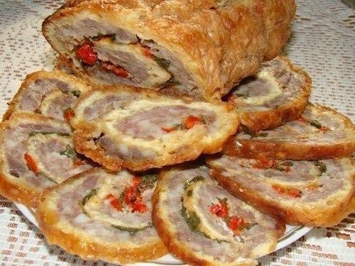 Сырный рулет с мясным фаршем.Ингредиенты:Сыр твердый – 200 гр.Яйца – 4 шт.Мясной фарш – 1 ...