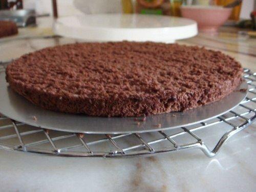Шоколадный бисквит.Вам потребуется:Яйца куриные — 4 штМука — 100 гКакао — 50 гСахар — 200 гМасло ... - 6
