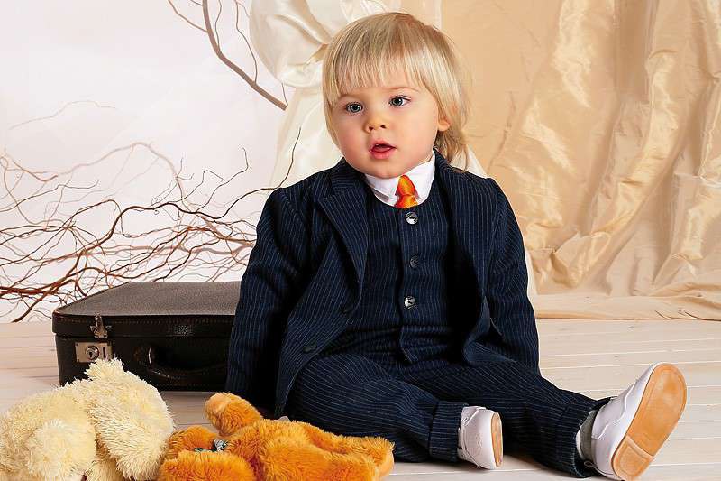 Школа маленьких мам. Мальчик в деловом костюме. Маленький мальчик в костюме. Младенец в деловом костюме. Ребенок во взрослой одежде.