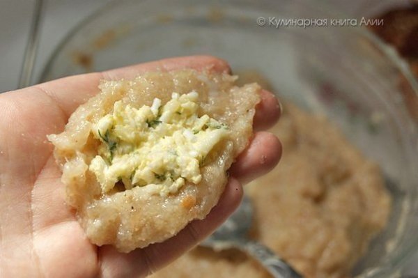 Котлеты с очень вкусной начинкой! Ингредиенты: Для фарша: - 500 куриного фарша; - 1 луковица; - 1-2 ... - 5