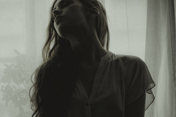 хочешь сберечь своё счастье - учись молчать, не говори другим о таких вещах, как вы живёте вместе, ...