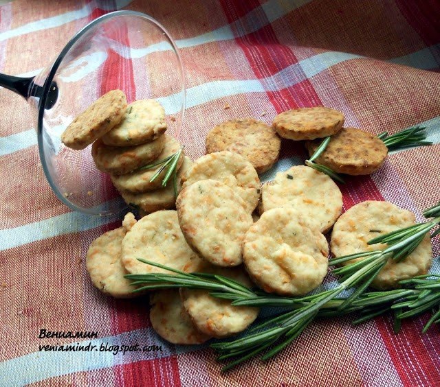 Сырное печенье с розмарином