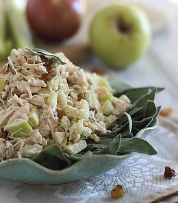 Куриный салат с яблоками.Ингредиенты:350 г куриного мяса (нарезать)1 столовая ложка обычного ...