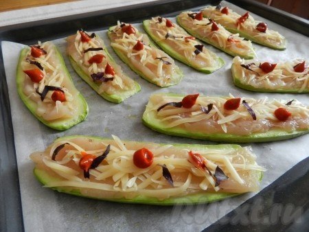 Суперские рулетики из кабачков с куриным мясом.Ингредиенты:- молодые кабачки (или цуккини) - 2 шт.;- ... - 5