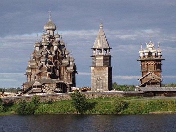 Кижи - всемирно известный архитектурный ансамбль, расположенный на острове Кижи Онежского озера, ... - 8