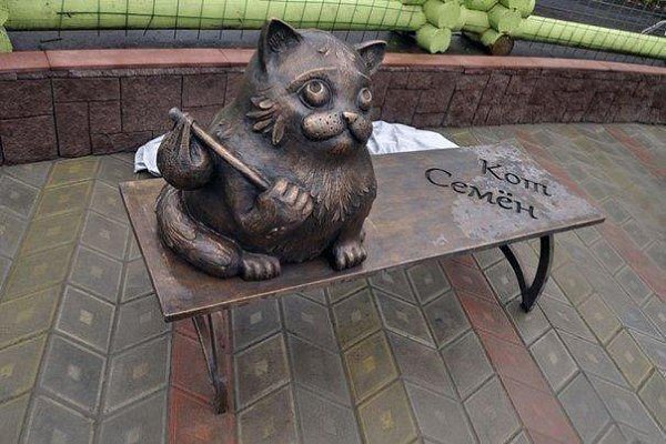 В Мурманске стоит памятник коту Семёну. Как гласят городские легенды, в 90-годы хозяева кота ...