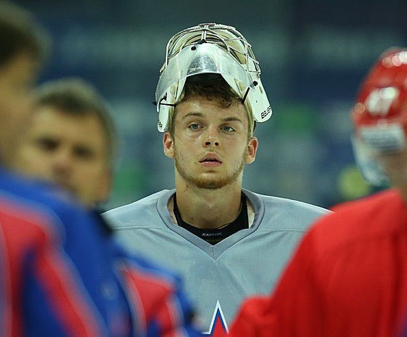 Илья Сорокин поливает лицо водой