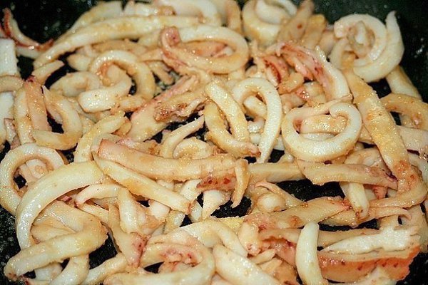 Нежный кальмар в сметанном соусе.Ингредиенты:2-4 тушки кальмара2 ст.л. сметаны1 ст.л. муки1-2 ст.л. ... - 5