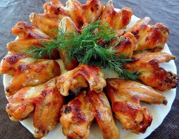 Куриные крылышки в медово-соевом соусе.Ингредиенты:1 кг куриных крылышек2 ст. л. меда4 ст. л. ...
