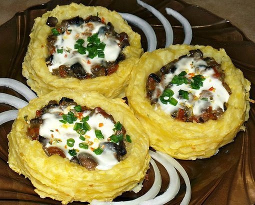 Картофельные гнезда с грибами, в чесночно-сметанном соусе! Невероятно вкусно! Ингредиенты: Картофель ...