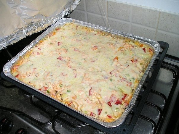 Мясо запеченное с консервированными грибами.Ингредиенты:Мясо - 1.5 кгЛук - 3 штГрибы ...