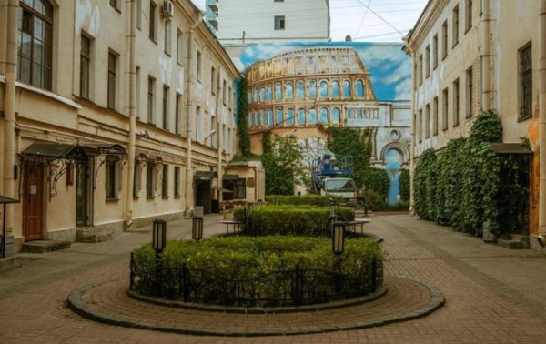Санкт-Петербург.На Итальянской улице Петербурга можно обнаружить дворик, полностью оправдывающий ...