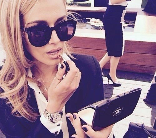 Отдалась работе. Раньше думала, что за деньги. Смотрю на зарплату и вижу: нет, по любви