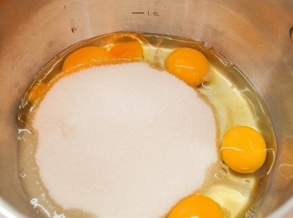 Пышная шарлотка с яблоками в мультиварке. Рецепт для тех, кто дорожит своим временем! Подготовка ... - 2