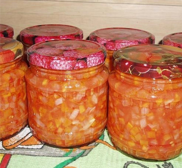 Закусочка "Маришкина морковка" Ингредиенты: Морковь - 1,5 кг Репчатый лук - 1 кг Помидоры ...