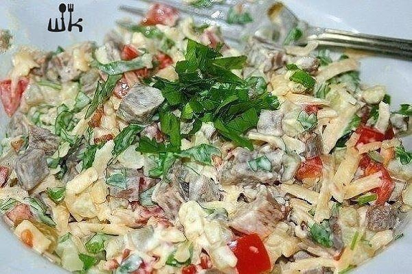 САМЫЙ ВКУСНЫЙ САЛАТИК.Ингредиенты: 0,5 кг. говядины 3-4 свежих помидора 2-3 маринованных огурца 3-4 ...