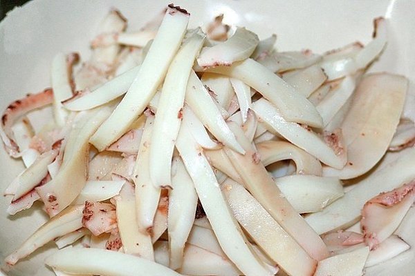 Нежный кальмар в сметанном соусе.Ингредиенты:2-4 тушки кальмара2 ст.л. сметаны1 ст.л. муки1-2 ст.л. ... - 4