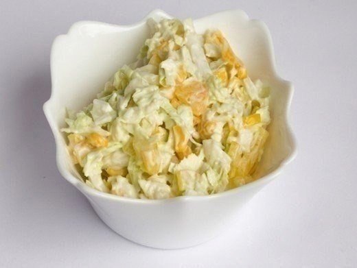 Салат капустный с кукурузой и яблоком.90 ккал на 100 грИнгредиенты:- Кукуруза консервированная 100 г ...