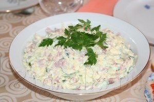 Салат «Неженка».Вкусный праздничный салатик, нежный, но пикантный за счет чесночка.Ингредиенты:400 ...