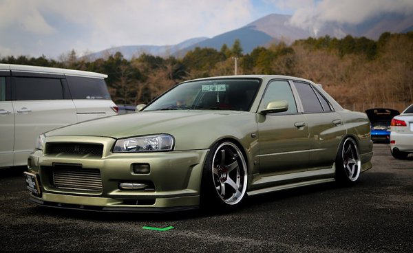 Nissan Skyline (R34) sedan.