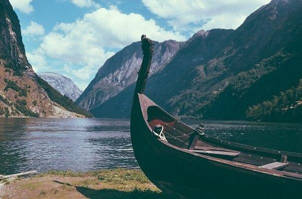 Кто берет — наполняет ладони, кто отдает — наполняет сердце. @ Лао-цзы