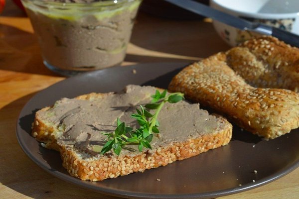 Паштет из куриной печени.Ингредиенты:Куриная печень 500 г;Масло сливочное 100 г;Оливковое масло 5 ...
