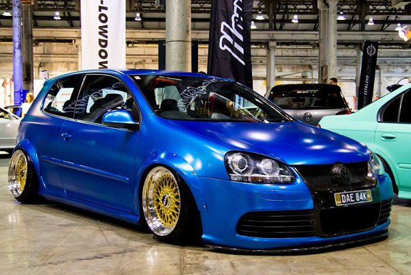 Volkswagen Golf R32.