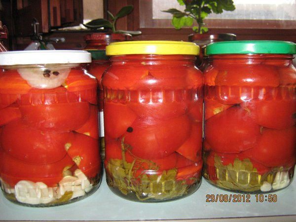 Маринованные томатики ( половинки).На дно банки укладываем зелень укропа и петрушки, чеснок. Томаты ...