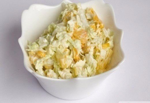 Салат капустный с кукурузой и яблоком.Ингредиенты:Кукуруза консервированная 100 гЯблоко 1 ...
