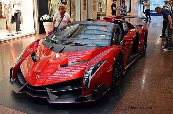 Lamborghini Veneno Roadster в Болонье, Италия. Двигатель - бензиновый V12 (6498 см) Мощность - 750 ...