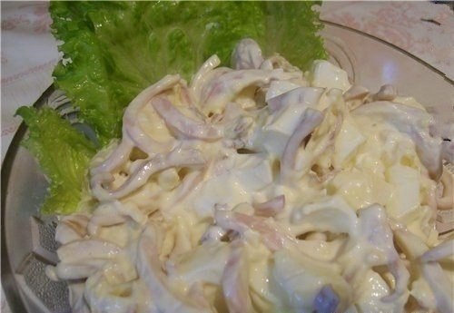 Очень вкусный салат из кальмаров с плавленым сыром.Ингредиенты:кальмары — 300 г,яйца — 2 ...