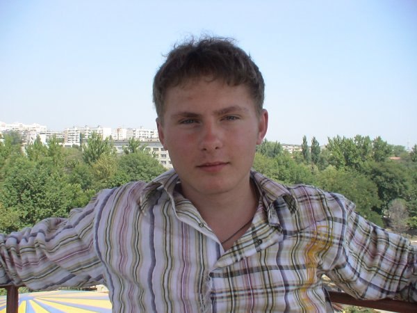 Дмитрий.4 мая 2010 в 11:47Я глуп и молод, но уже чего-то стою.Стою, ещё совсем не видев смерть лицом ...