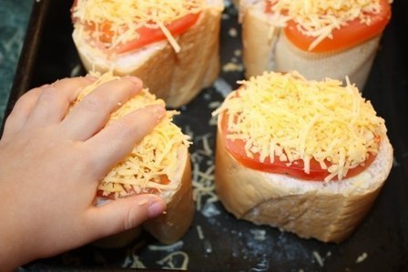 «Пеньки» из багета.Ингредиенты:репчатый луккуриное филебагетпомидорысырсметанаПриготовление:1. ... - 6