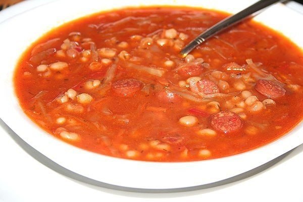 Густой фасолевый суп с капустой.Зимний вариант согревающего вкусного, сытного супа.Ингредиенты:4 ...