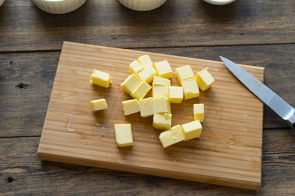 Грушевый десерт с орехами и карамельным соусом.Ингредиенты:Сахар - 2 ст.л. + 200 г + 100 гКорица - 1 ... - 4