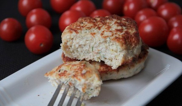 Куриные котлеты с кабачком и творогом.На 100 грамм: белка 16,5 гр., жира 1,1 гр., углеводов 1,4 ...