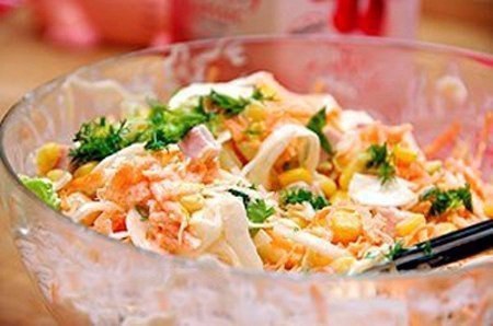 Вкусный и простой салатик.Ингредиенты: Огурец – 1 штПолукопченая колбаса – 200 гКукуруза ...