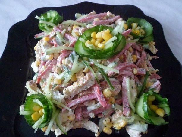 Вкусный и простой салатик.Ингредиенты: Свежий огурец, полукопченая колбаса, кукуруза, 4 яйца, зелень ...