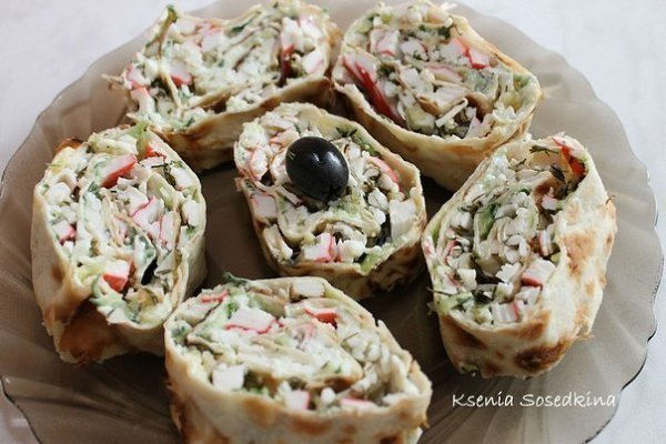 Рулет из лаваша с огурцом и крабовыми палочками.Ингредиенты:- лаваш (тонкий)- крабовые палочки – 300 ...