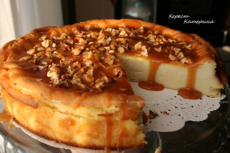 Нежная и простая запеканка с домашней карамелью и орехом.Необходимо стакан = 240 мл, дно формы = ...